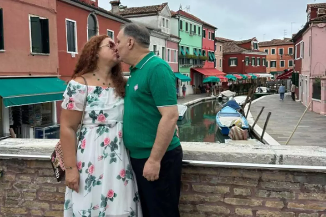 Vali Vijelie și-a dus ”mama la copii” în vacanță în Bali. Carmen Rusu, în ipostaze inedite