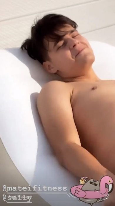 Râzi cu lacrimi! Ce comentariu i-a lăsat Codin Maticiuc lui Dorian Popa, după ce acesta s-a pozat în piscină de parcă merge pe apă ca Iisus! Răspunsul savuros al cântărețului