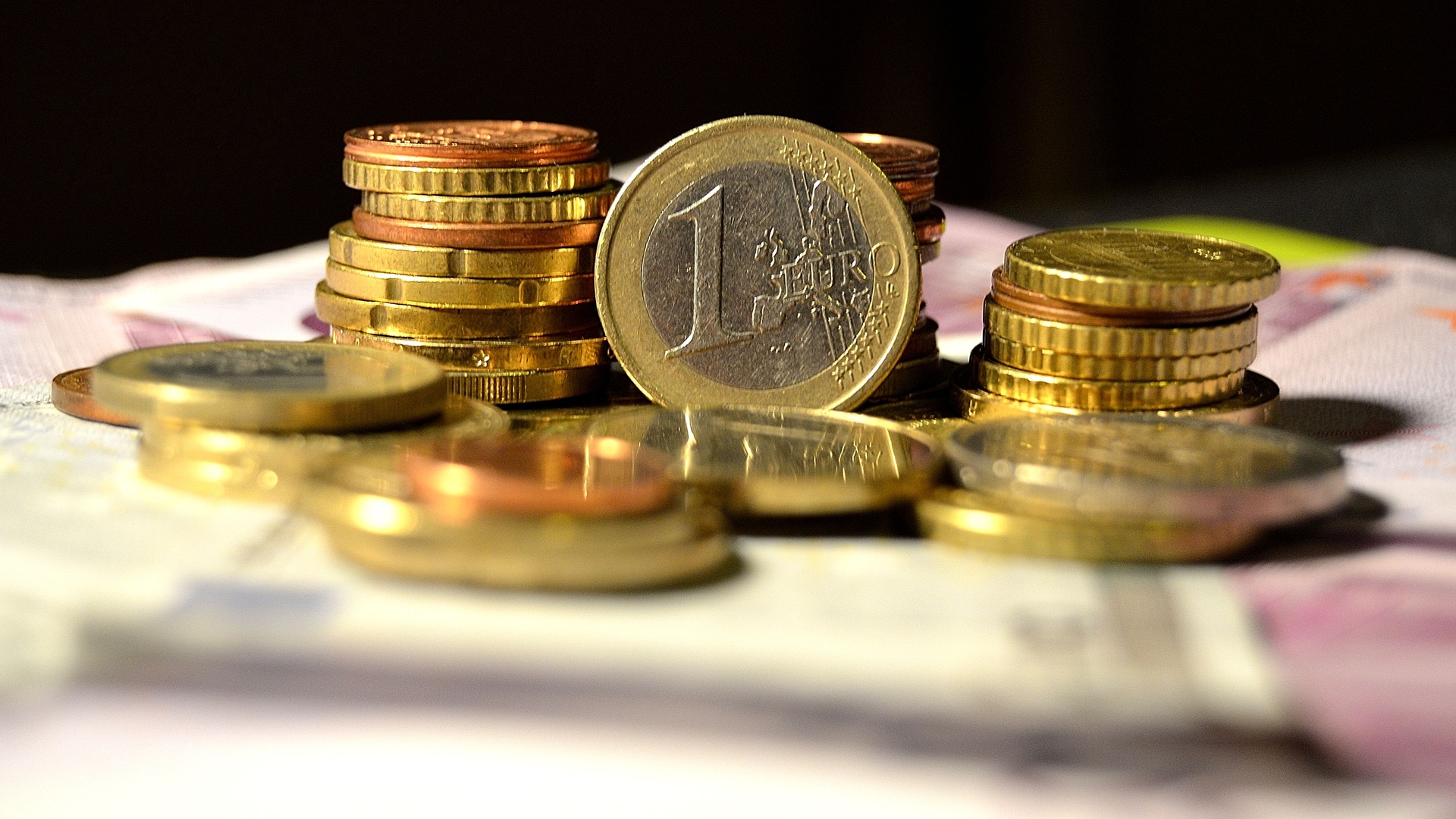 Curs valutar 2 aprilie 2019. Euro a crescut, după ce ieri a scăzut cu 0,03 de bani