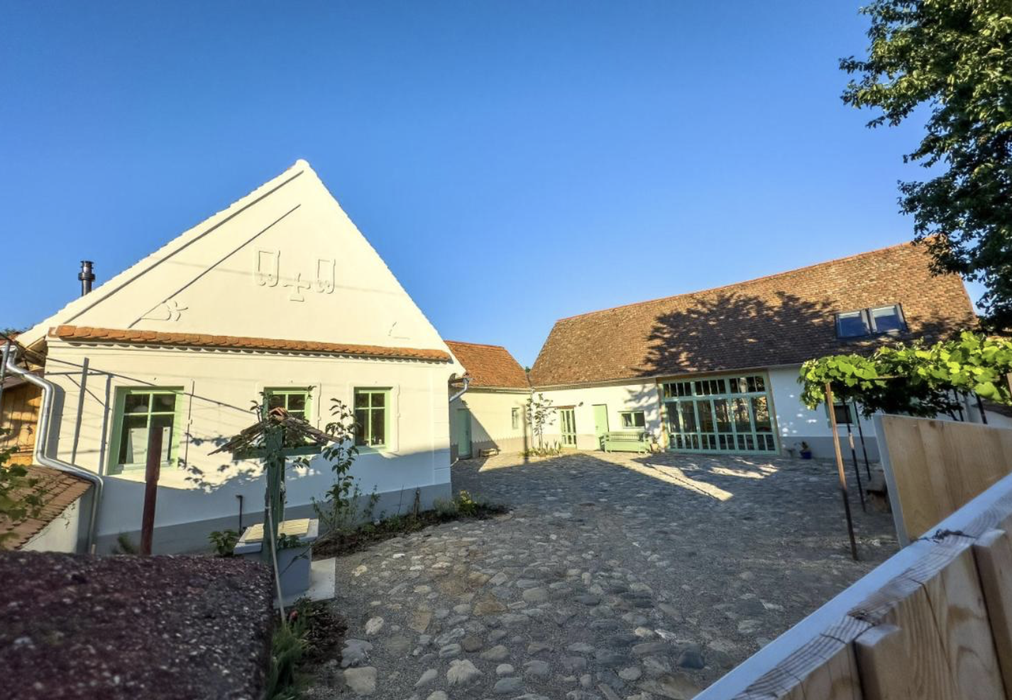 Cât te costă dacă vrei să dormi o noapte în casa lui Tudor Chirilă de la Viscri? Nici la Paris nu e așa de scump