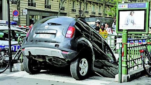 Unde a ajuns un sofer neatent. Cu Dacia Duster la metroul parizian