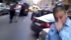 Video tulburator! Politist snopit in bataie de doi smecheri in mijlocul Bucurestiului - Vezi cum l-au atacat! Reactia trecatorilor: filmau cu telefonul