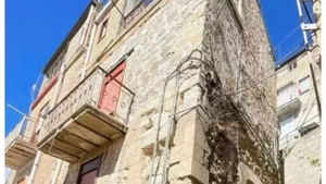 Localitatea în care poți cumpăra o casă cu 3 camere la doar 8.000 de euro. Ce condiție trebuie să îndeplinească cumpărătorii