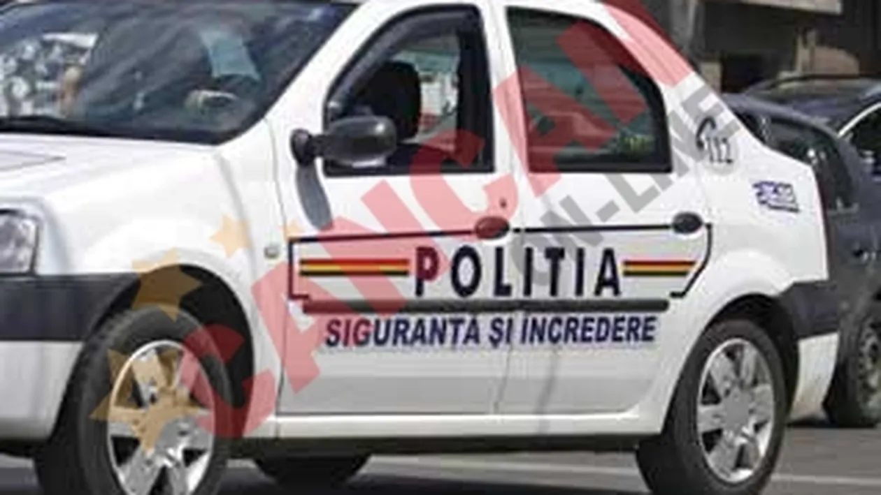 Doi politisti, anchetati dupa ce au intrat cu masina de serviciu in sant si intr-un stalp