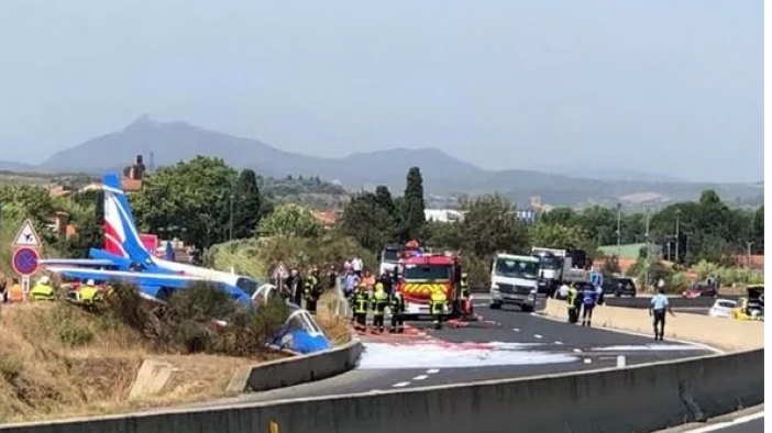 Un avion a ratat pista şi a ajuns pe şosea. Pilotul a suferit răni ușoare
