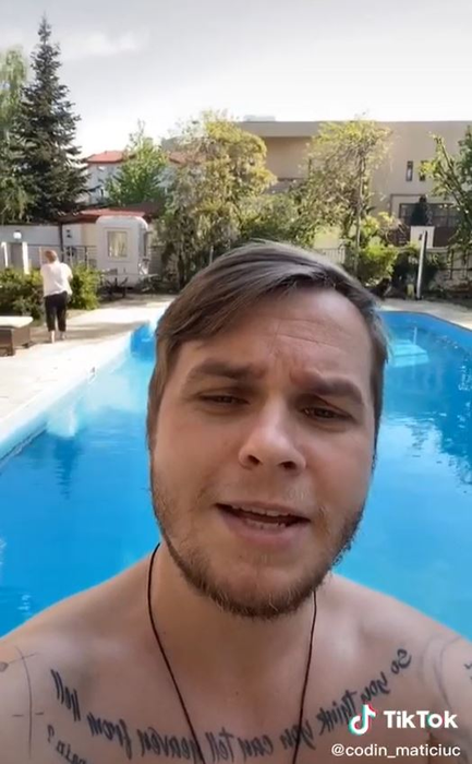 Râzi cu lacrimi! Ce comentariu i-a lăsat Codin Maticiuc lui Dorian Popa, după ce acesta s-a pozat în piscină de parcă merge pe apă ca Iisus! Răspunsul savuros al cântărețului
