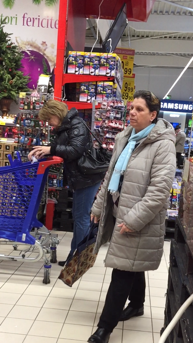 Doamna Băsescu a studiat atent oferta, uitându-se la mai multe raioane