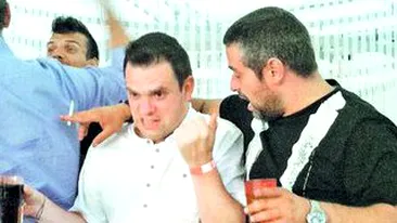 Sosia lui Robbie Williams a facut o combinatie periculoasa! Sucul de coacaze i-a pus capac!