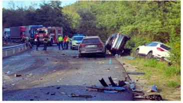 Doi români au murit într-un accident rutier grav din Bulgaria. Mașinile lor au fost spulberate de un camion