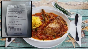 Cât au putut plăti 2 turiști pentru 2 beri și 2 porții de saramură de pește, într-un restaurant din Costinești. Când au văzut nota de plată, au crezut că apare o cifră în plus