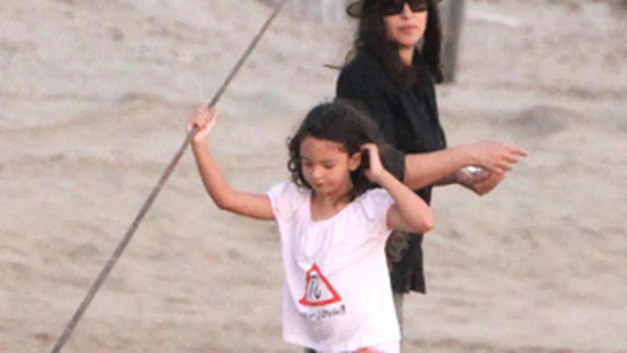 Monica Bellucci si-a supravegheat fetita pe plaja