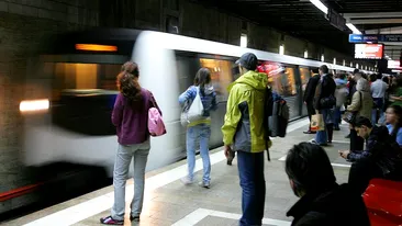 Video cutremurător! O minoră a încercat să se sinucidă la metrou. Ea a fost scoasă în ultimul moment de pe șine