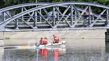 Inca un elev din Gorj a vrut sa se sinucida! A incercat sa se arunce in Jiu cu bolovani in spate