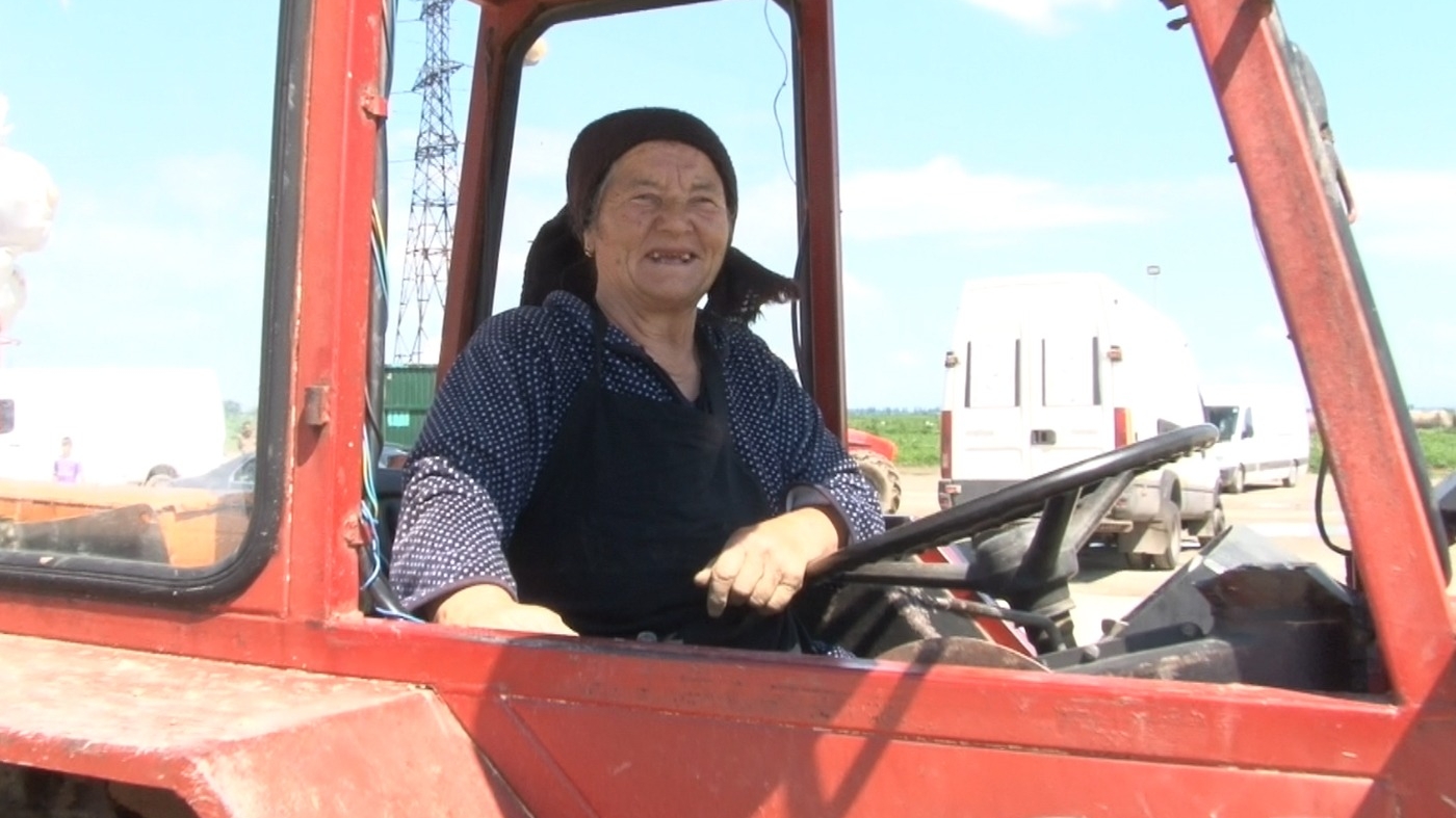 De necrezut! Câți lei primește salariu, în România, o femeie care lucrează ca tractoristă, acum, în 2022