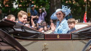 Cum a reacționat Kate Middleton după ce Familia Regală Britanică a fost huiduită în public. Prințesa era însoțită de copiii ei