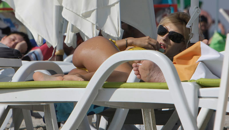 Andreea Balan, incredibil de sexy la mare. Şi-a aranjat slipul sub ochii unui amic, după care a luat strugurelul şi…