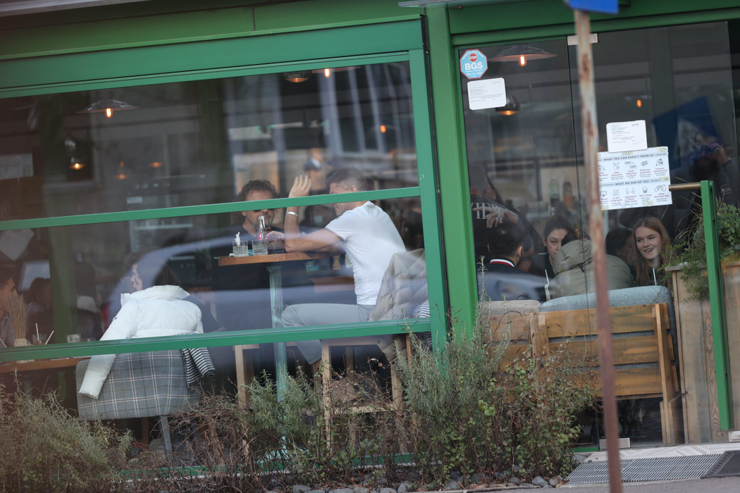 Cristian Boureanu a pus țara la cale, alături de un prieten, la un restaurant din Capitală