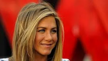 Schimbare incredibilă de look pentru Jennifer Aniston! Actriţa s-a făcut blondă cu acte în regulă! Îţi place cum îi stă?
