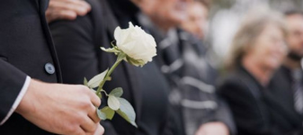 BANCUL ZILEI. Preotul din cimitir: – Vrea cineva să spună ceva? BULĂ: - Vând...