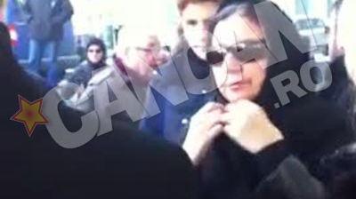 Magda Catone a venit cu ochelari negri şi fularul pe cap la dezvelirea stelei lui Şerban Ionescu de pe Aleea Celebrităţilor