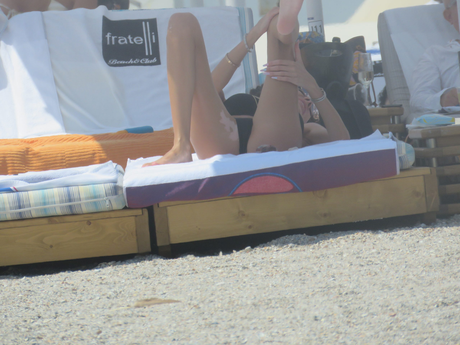 Alice Constantinică, la plajă în poziții demne de filmele pentru adulți