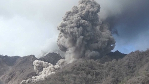 Scene de coşmar în Indonezia! Un vulcan a erupt şi a ucis cinci persoane!