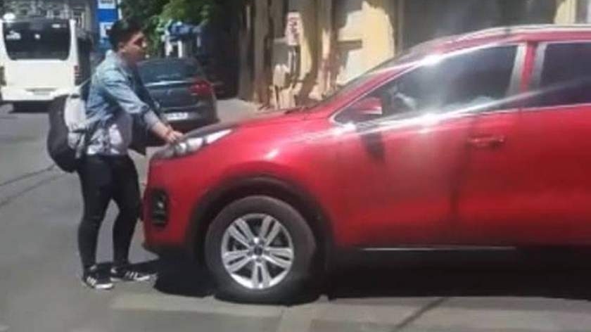 Un minor a fost luat pe capotă de un șofer din Capitală pentru că traversa prea încet