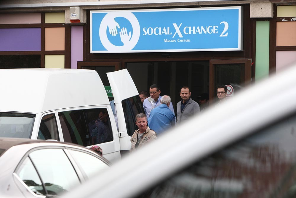 La magazinul caritabil, primarul Mutu a ajutat şi el la descărcarea produselor