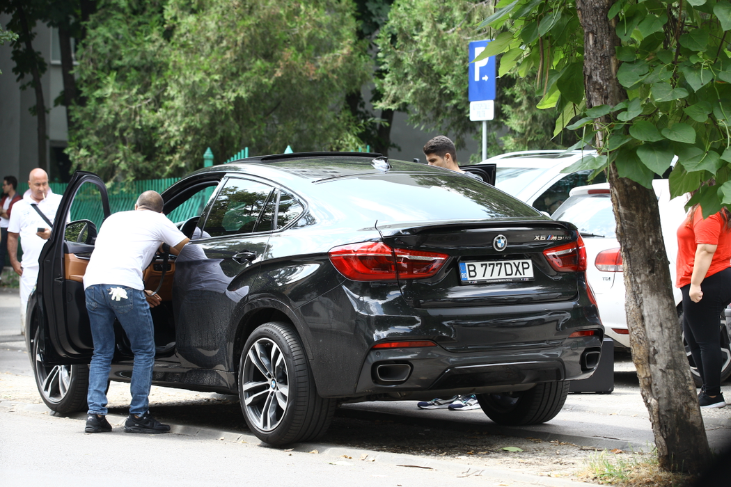 Dorian Popa s-a trezit cu mașina vandalizată, motiv pentru care a ajuns la Poliție