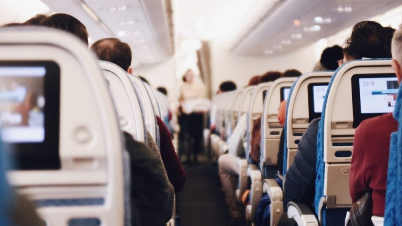 Decesul în timpul zborului cu avionul. Care este procedura echipajului și ce se întâmplă cu persoana decedată