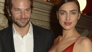 IRINA SHAYK şi BRADLEY COOPER se pregătesc să devină părinţi! Iată primele imagini cu burtica de gravidă a fotomodelului