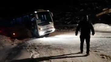 Microbuz cu 18 turiști, blocat în Bucegi pe un drum închis circulației. Patru ore s-au chinuit jandarmii să scoată vehiculul din zăpadă