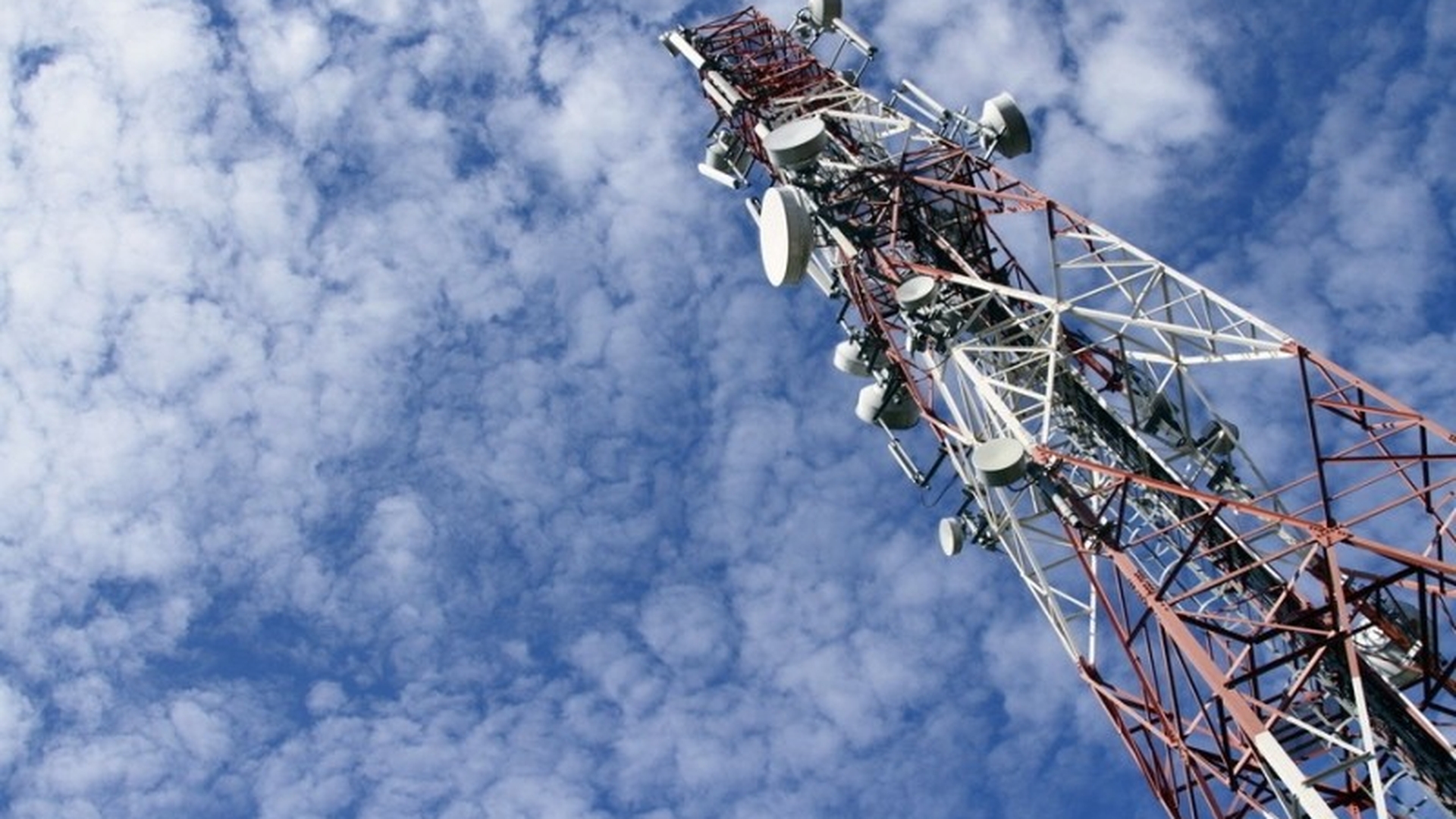 De necrezut! Câţi bani primesc românii dacă acceptă amplasarea antenelor de telefonie mobilă pe terenul lor