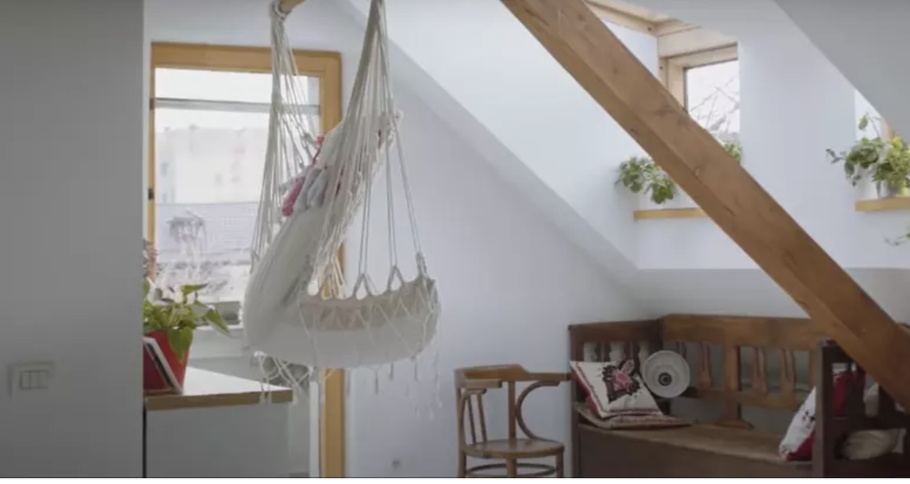 Cum arată apartamentul în care locuiește Amalia Enache, lângă Parcul Cișmigiu. Are 3 camere, o bucătărie și o baie