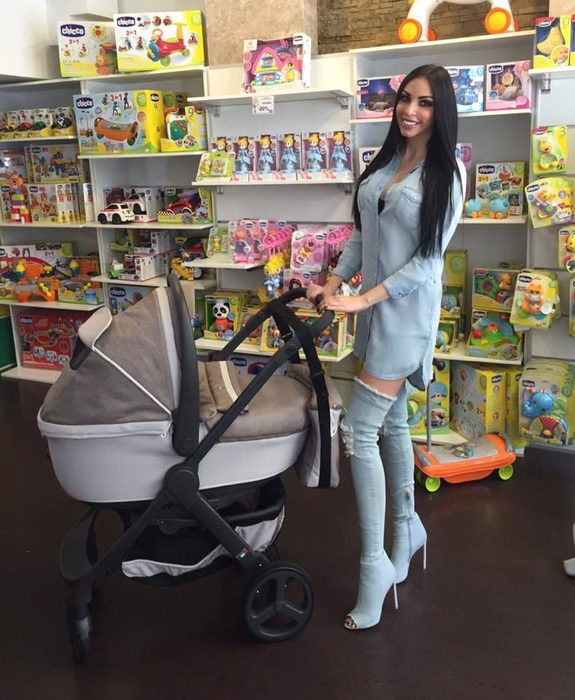 Andreea este însărcinată în cinci luni, dar nimeni nu-şi dă seama de asta