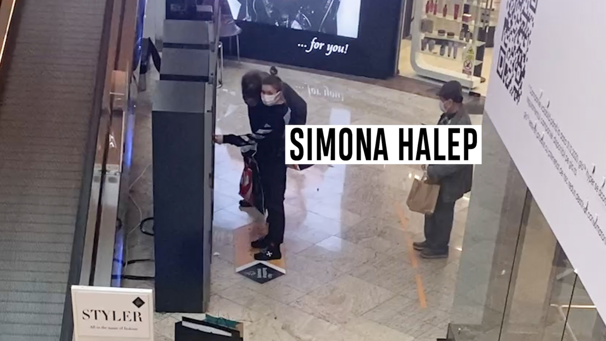 Cu mască, Simona Halep a fost aproape imposibil de recunoscut în mall