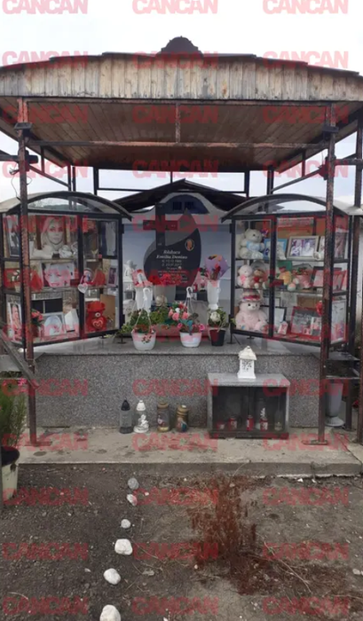 Fanii nu au uitat-o pe Denisa și trec pe la mormântul ei ca să-i aprindă o lumânare și să-i lase jucării de pluș Foto: Arhivă Cancan