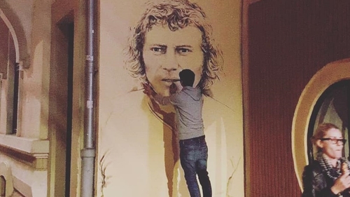 Chipul lui Ilie Balaci, pictat pe un zid din centrul Craiovei, la un an de la moarte