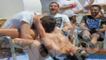 VIDEO Uite-l pe barbatul care a stat intre sanii Danielei Crudu pe Vaporul Iubirii!