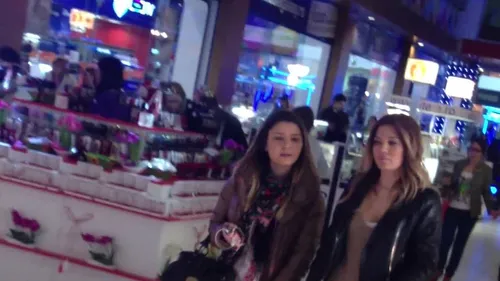 Gina Pistol si-a descoperit o noua pasiune: tablourile! Vezi ce face vedeta intr-un magazin cu obiecte de arta!