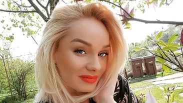 MARIA CONSTANTIN a lăsat din nou să îi scape un detaliu jenant când s-a fotografiat într-o rochie cu decolteu adânc