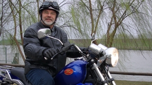 E imposibil sa nu va mai amintiti de el! Diaconul care in '96 candida la Presedintie, azi umbla pe motor, in costum din piele!