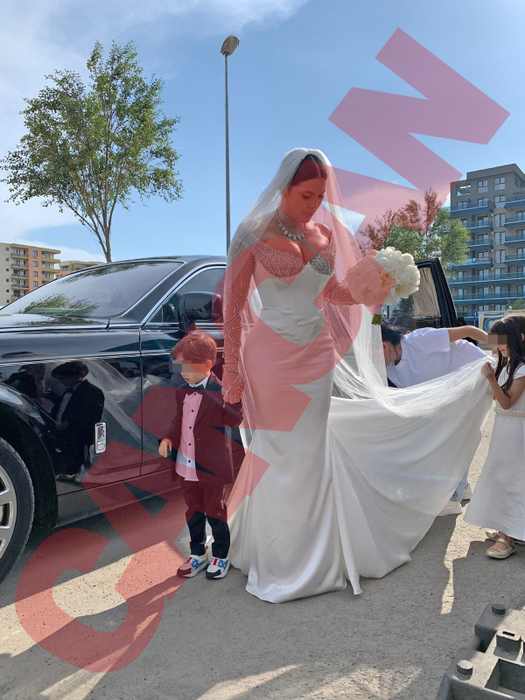 Rochia purtată de Roxana Dobre este creație semnată de Cristina Săvulescu, cea mai în vogă și cunoscută creatoare de modă, și este făcută la comandă