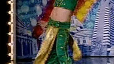 VIDEO Mihai Petre a ramas prost! Un barbat a dansat din buric si a ridicat toate femeile din sala in picioare - Andra a fost data pe spate total!