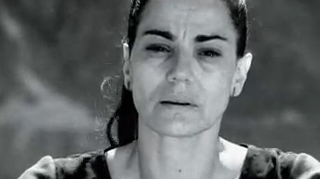Video genial! Vezi o parodie "sangeroasa" dupa spotul cu Maia Morgenstern in care ea isi "doneaza" aurul: "Nu mai risipi sangele, Maia...doneaza-l!"
