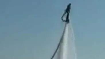 VIDEO Supertare! Asta e cea mai tare smecherie in materie de distractii nautice - Invata sa zbori pe apa cu un super gadget!