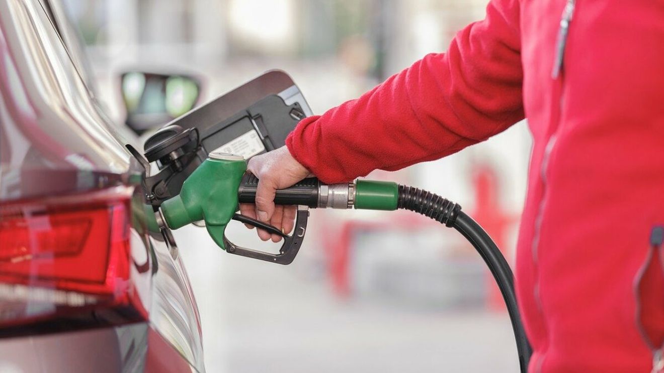Preț carburanți, 3 aprilie. Cât plătesc șoferii pentru motorină și cât costă un plin