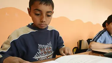 Discriminare la o școală din Iași. Elevii romi ies în pauză la o altă oră față de ceilalți copii