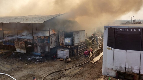 Incendiu violent în Prahova. Pompierii se luptă cu flăcări imense | VIDEO EXCLUSIV
