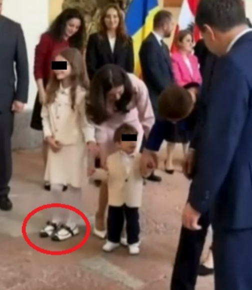 Pantofii purtați de fiica lui Nicușor Dan în Austria au revoltat internetul. Cât ar costa o pereche identică